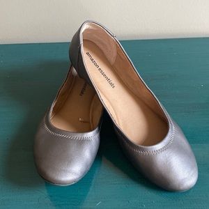 Amazon Essentials Gray Metallic 9